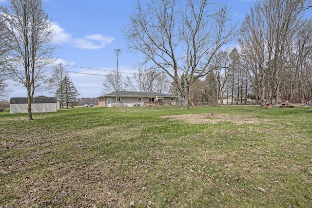 view of yard featuring an outdoor structure