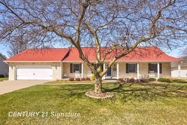 ranch-style home featuring brick siding, an attached garage, a front lawn, and concrete driveway