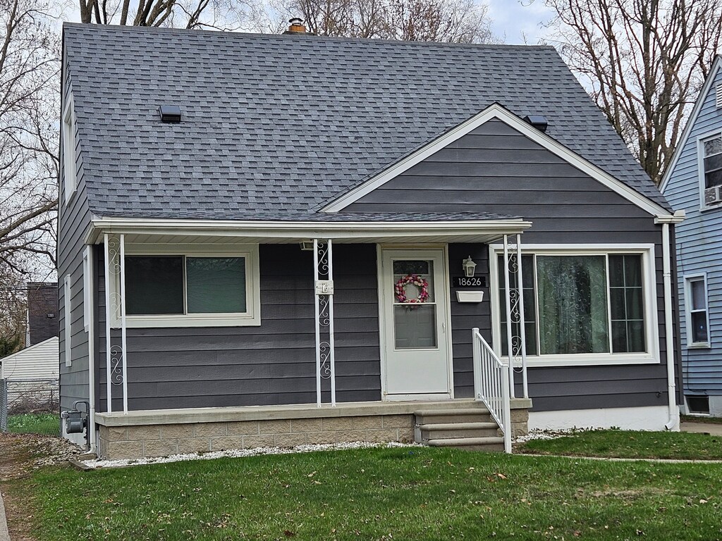 18626 Negaunee, Redford, MI 48240 - bungalow-style home featuring a shingled roof and a front yard