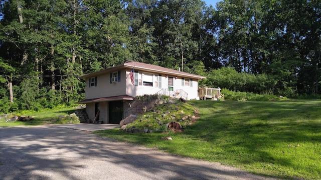 view of front facade with a garage, driveway, and a front lawn