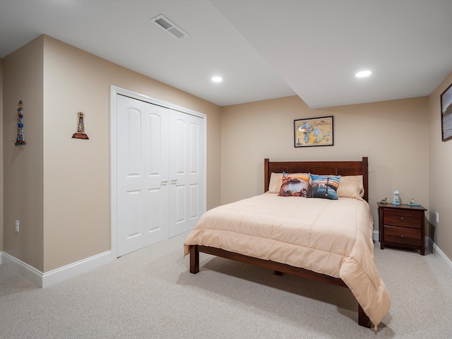 carpeted bedroom featuring baseboards, visible vents, recessed lighting, and a closet