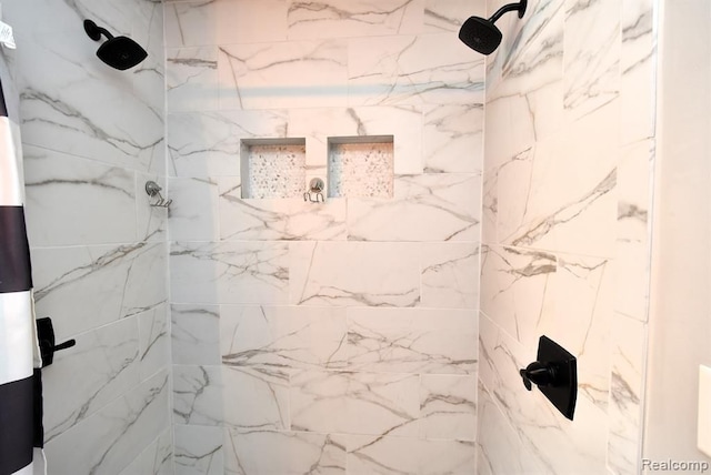 bathroom featuring tiled shower