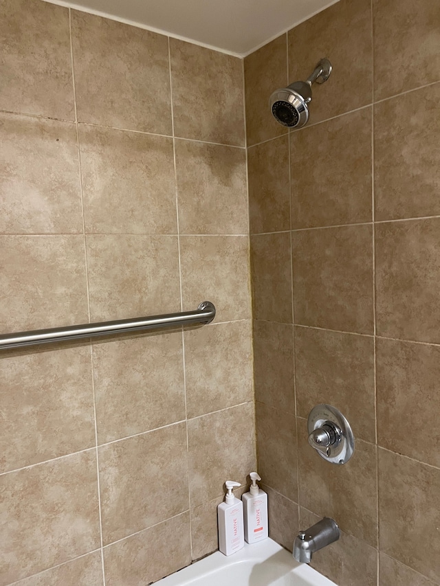 full bath with shower / bathtub combination