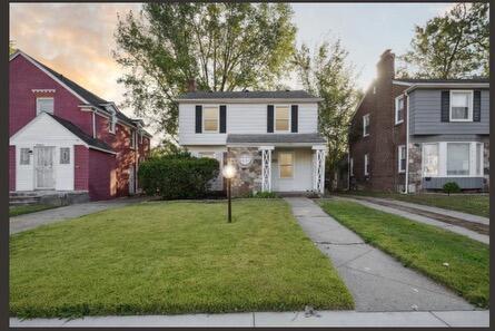 traditional home featuring a front lawn