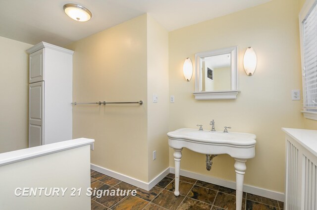 105 Parkwood Ct, Bay City, MI 48706 - bathroom featuring baseboards