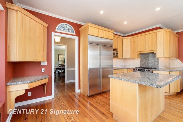 105 Parkwood Ct, Bay City, MI 48706 - kitchen featuring baseboards, light brown cabinets, ornamental molding, stainless steel appliances, and decorative backsplash