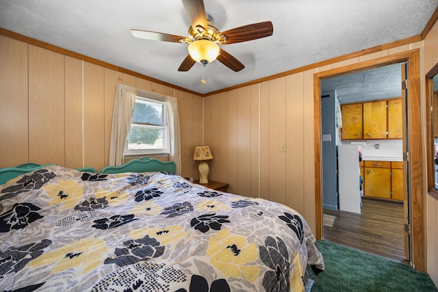 bedroom with crown molding, carpet flooring, and a ceiling fan
