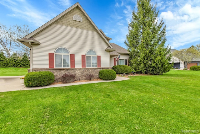 5280 Brantford, Grand Blanc, MI 48439 - view of front facade featuring brick siding and a front yard