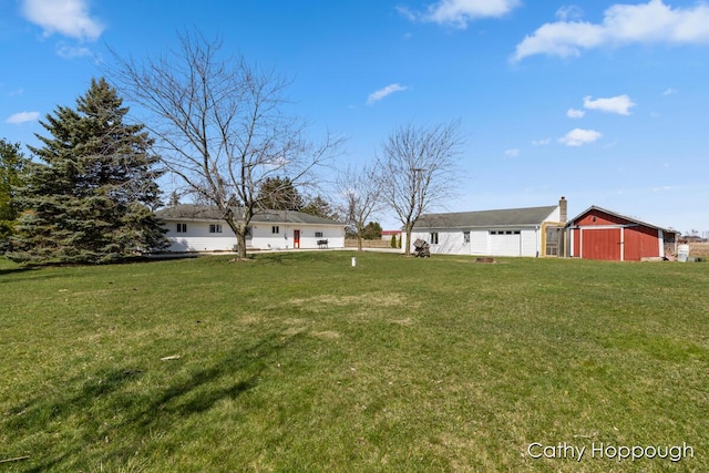view of yard featuring an outbuilding