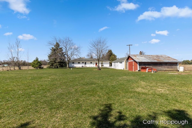 view of yard with an outbuilding