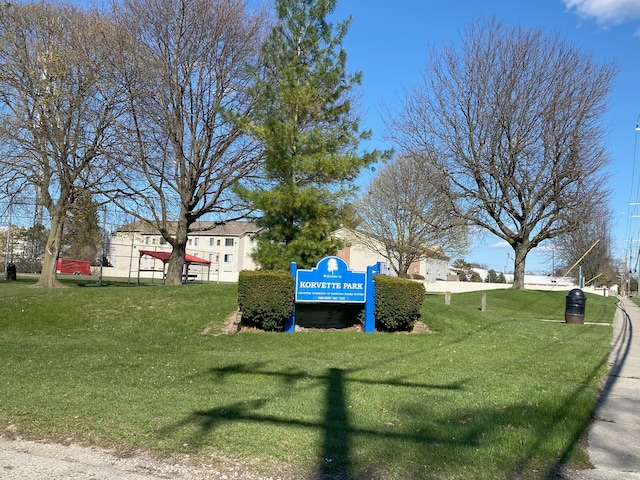 view of property's community featuring a lawn