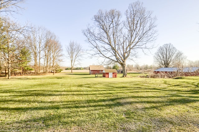 view of yard featuring an outbuilding
