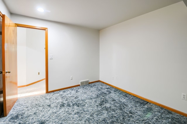 spare room with baseboards, carpet flooring, visible vents, and recessed lighting