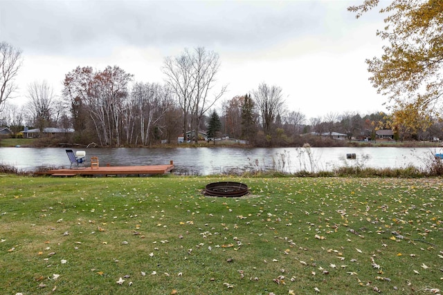 view of yard featuring a water view