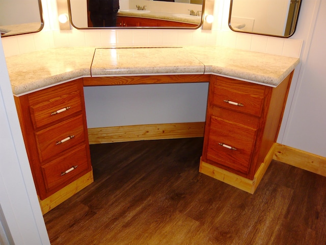 bathroom featuring wood finished floors, a sink, and backsplash