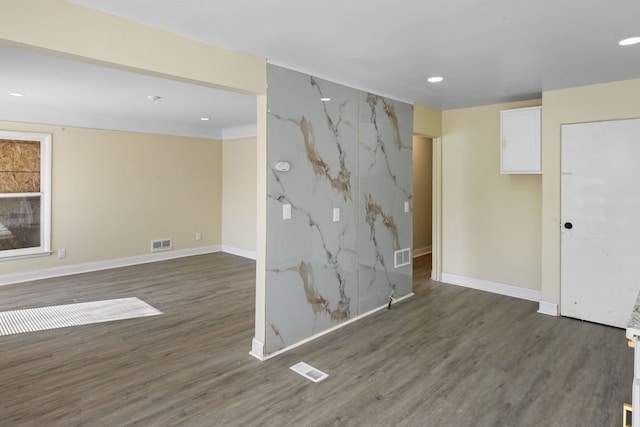 empty room with baseboards, visible vents, wood finished floors, and recessed lighting