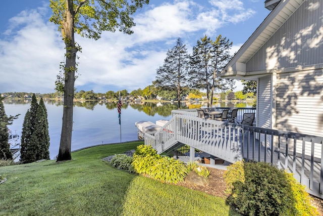 view of yard featuring a water view