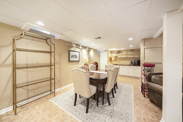 dining space featuring bar, baseboards, visible vents, and recessed lighting