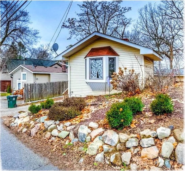 520 Bellevue Ave, Lake Orion, MI 48362 - view of home's exterior with fence