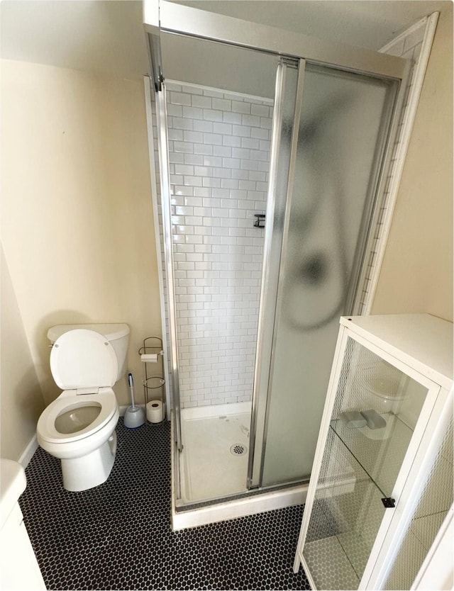 520 Bellevue Ave, Lake Orion, MI 48362 - full bath featuring baseboards, toilet, a stall shower, and tile patterned floors