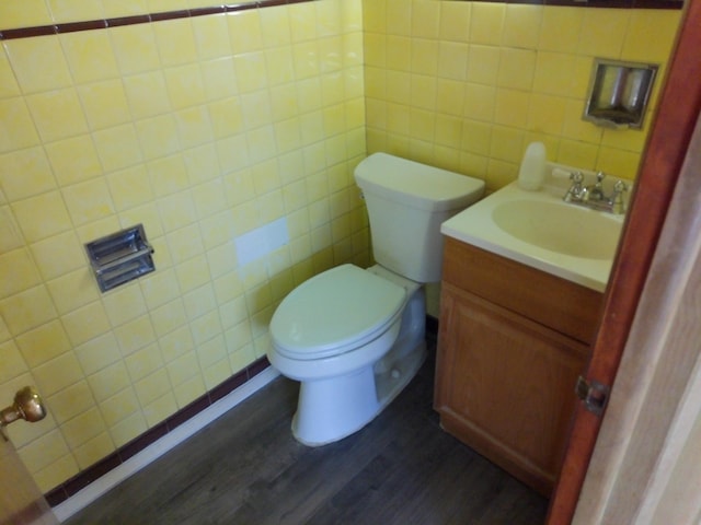 802 Oakridge Dr, Jackson, MI 49203 - bathroom with wood finished floors, toilet, vanity, and tile walls