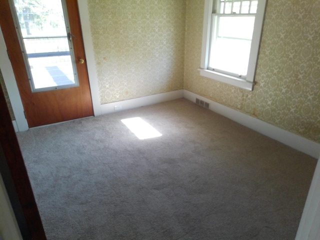 802 Oakridge Dr, Jackson, MI 49203 - carpeted spare room with wallpapered walls