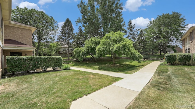 61043 Greenwood Dr # 167, South Lyon, MI 48178 - view of green lawn
