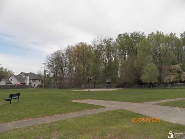 7303 Cranbrook Dr, Lambertville, MI 48144 - surrounding community with a lawn and fence