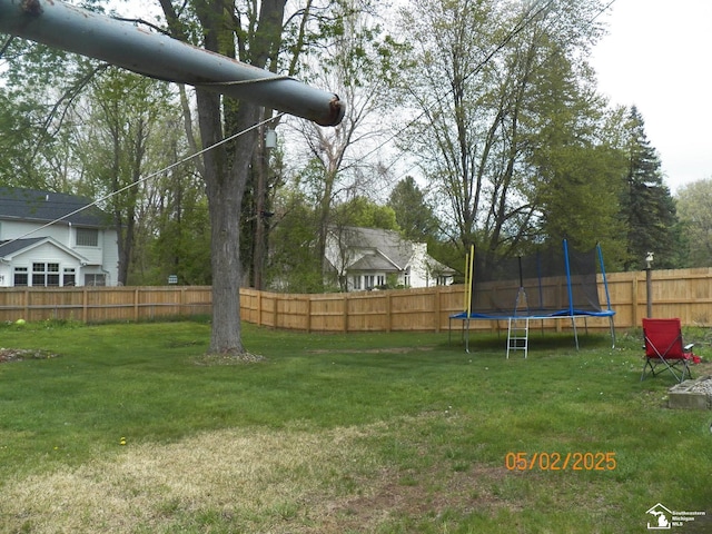 7303 Cranbrook Dr, Lambertville, MI 48144 - view of yard featuring a fenced backyard and a trampoline