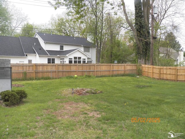 7303 Cranbrook Dr, Lambertville, MI 48144 - view of yard with a fenced backyard