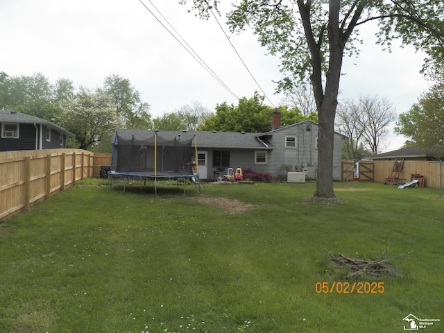 7303 Cranbrook Dr, Lambertville, MI 48144 - view of yard featuring a fenced backyard and a trampoline