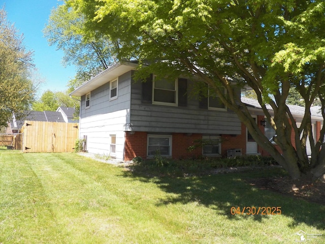 7303 Cranbrook Dr, Lambertville, MI 48144 - view of side of home with fence and a lawn