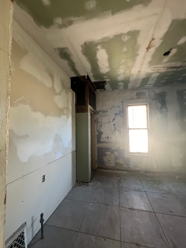 207 Connecticut St, Highland Park, MI 48203 - spare room featuring tile patterned flooring