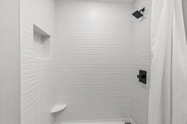 full bath featuring tiled shower