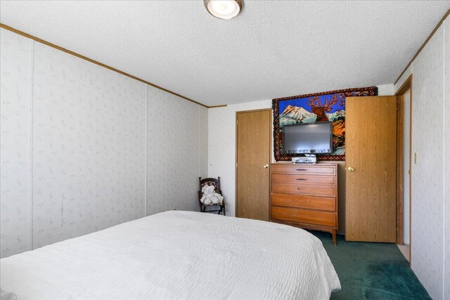 carpeted bedroom featuring wallpapered walls and a textured ceiling