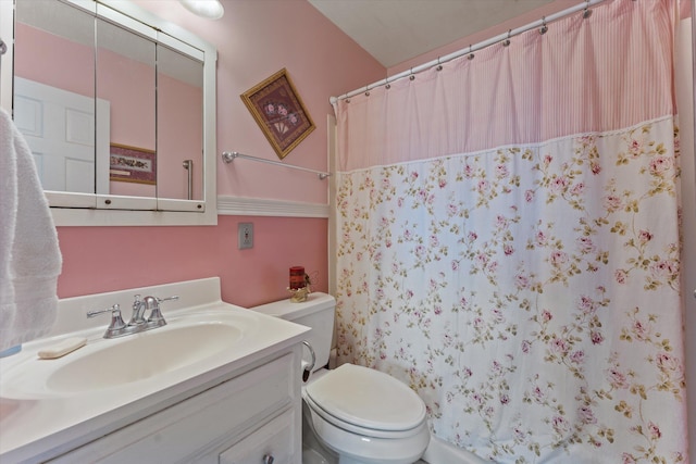 full bath with vanity, curtained shower, and toilet