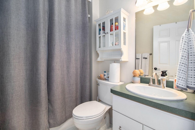 bathroom with toilet, a shower with curtain, and vanity