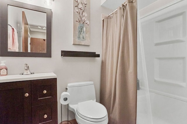 full bath featuring a shower with shower curtain, toilet, and vanity