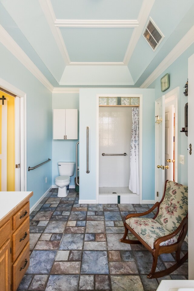full bath featuring toilet, a shower with curtain, baseboards, ornamental molding, and a tray ceiling