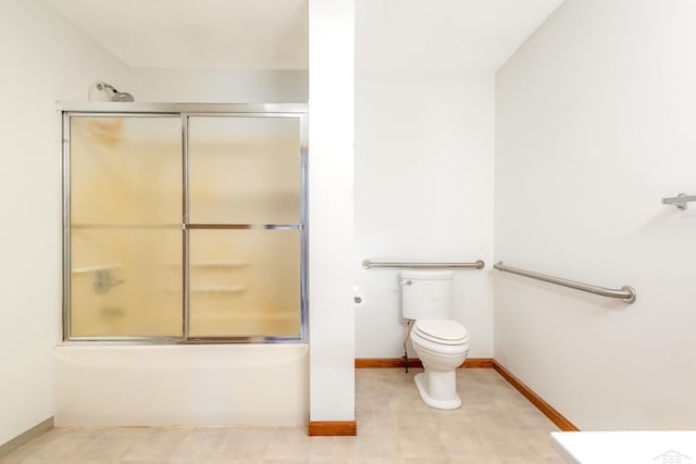 full bath featuring baseboards, bath / shower combo with glass door, and toilet
