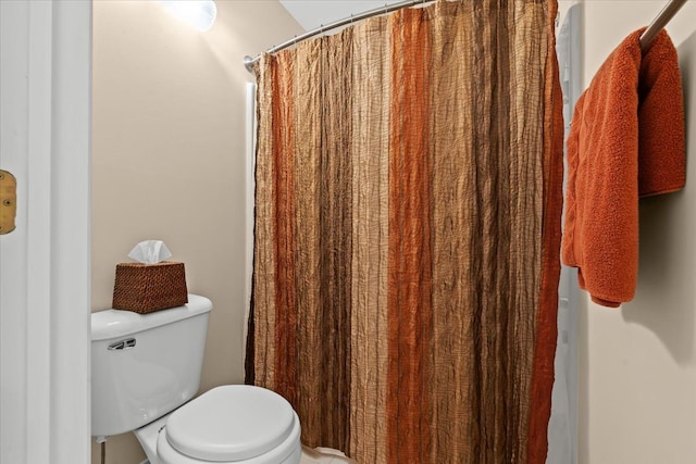 4435 Driftwood Dr, Commerce Twp, MI 48382 - full bathroom featuring toilet and curtained shower