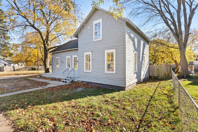 view of front of house featuring fence and a front yard