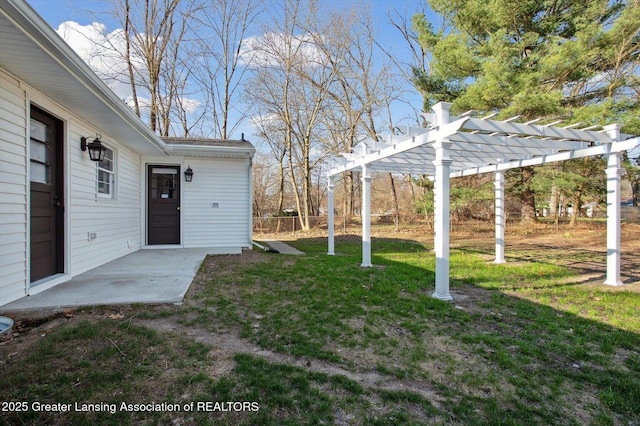 view of yard featuring a pergola