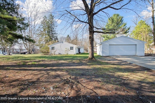 view of yard with an outdoor structure and a garage