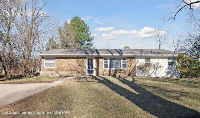 single story home with a front yard
