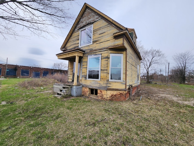 6419 Roosevelt St, Detroit, MI 48208 - view of front facade with a front lawn