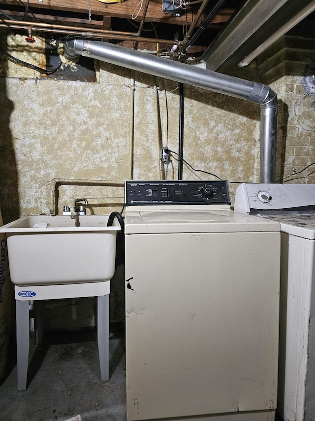 1070 W Broadway Ave, Muskegon, MI 49441 - laundry area featuring washer and clothes dryer, a sink, and laundry area