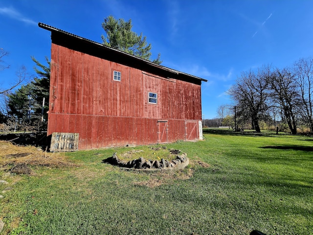 view of barn with a yard