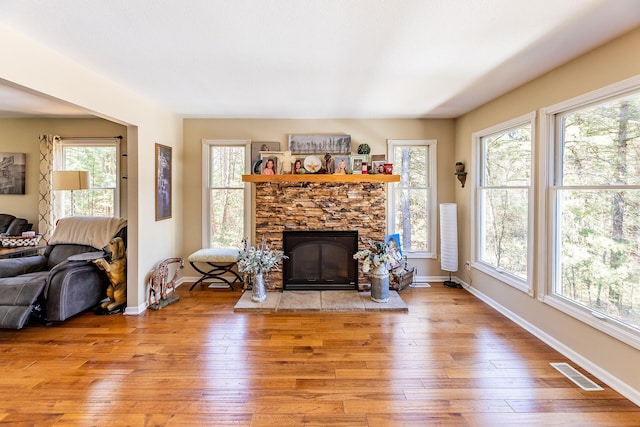 living room with visible vents, baseboards, and a healthy amount of sunlight