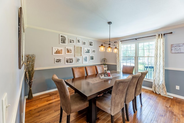 dining area featuring visible vents, wood-type flooring, baseboards, and crown molding
